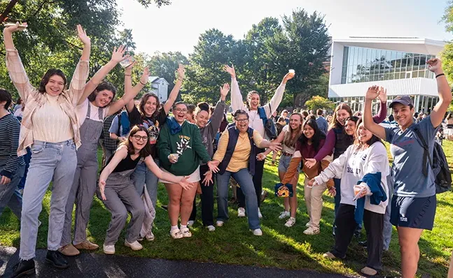 莎拉Willie-LeBreton with a crowd of students on Mountain Day